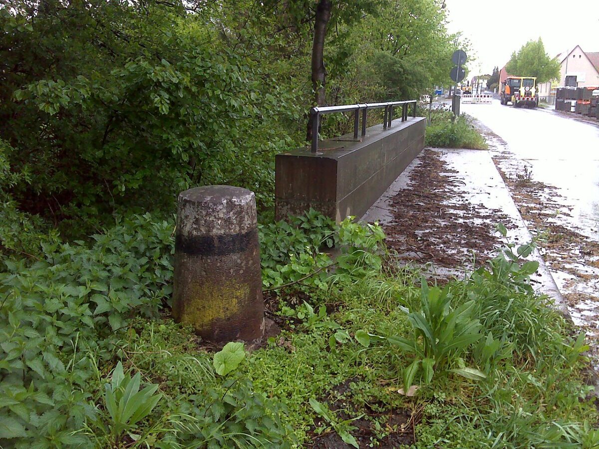Ober Wöllstadt Prellstein an der Brücke