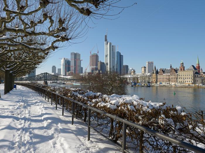 Frankfurt Mainufer i Winter